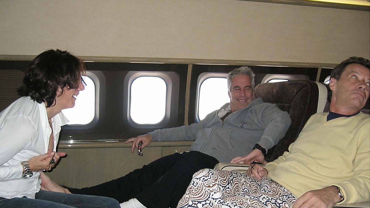 Jean-Luc Brunel (r.) mit Jeffrey Epstein in einem Flugzeug.. © imago/ZUMA Press