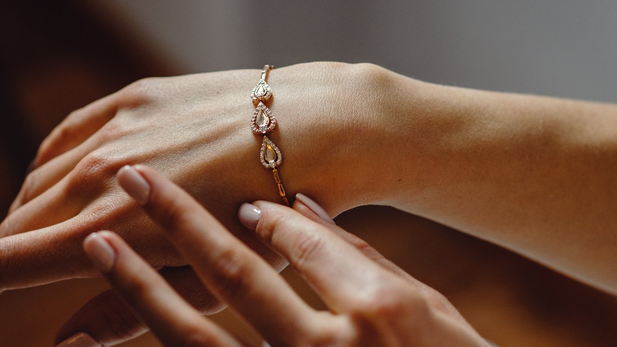 Verschluss? Fehlanzeige! Beim Welded Bracelets gibt es kein zurück - oder doch?. © Oleksandr Yakoniuk/Shutterstock.com