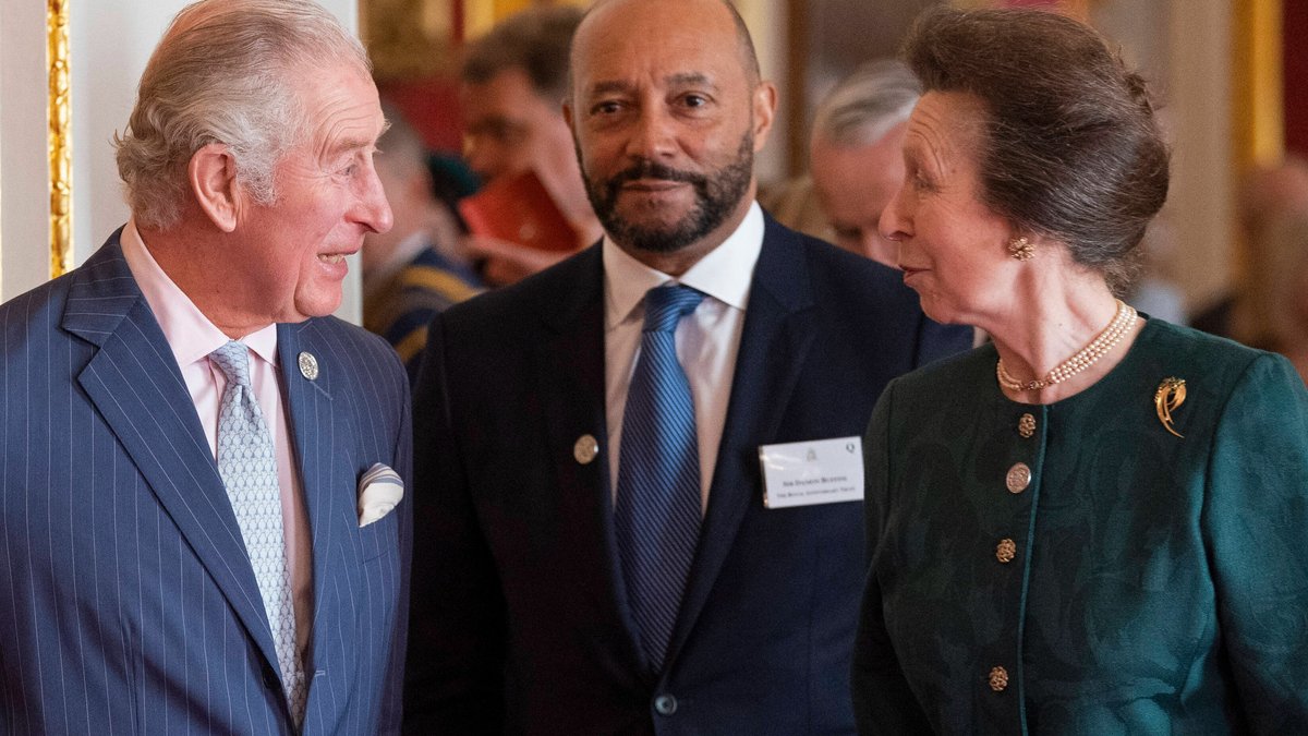 Prinz Charles und seine Schwester Prinzessin Anne bei einem Termin in London.. © imago/i Images