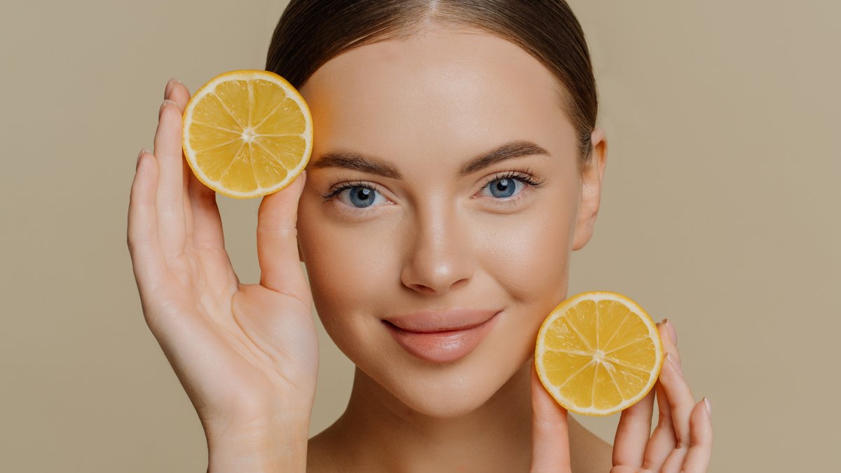 Zitronensaft kann unser Hautbild verbessern.. © VK Studio/Shutterstock.com