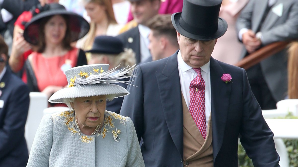 Ein Foto aus alten Zeiten: Längst darf Prinz Andrew keine offiziellen Termine mit Queen Elizabeth mehr wahrnehmen.. © imago/Matrix