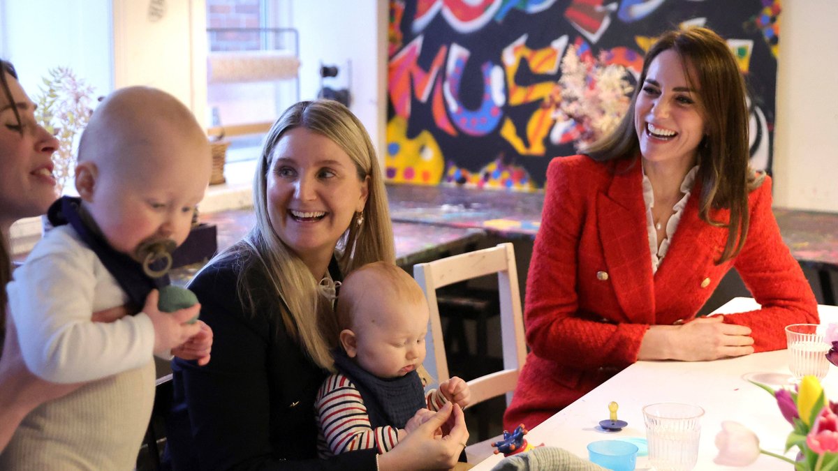 Herzogin Kate (r.) trifft in Kopenhagen auf junge Mütter mit ihren Babys.. © imago/Starface
