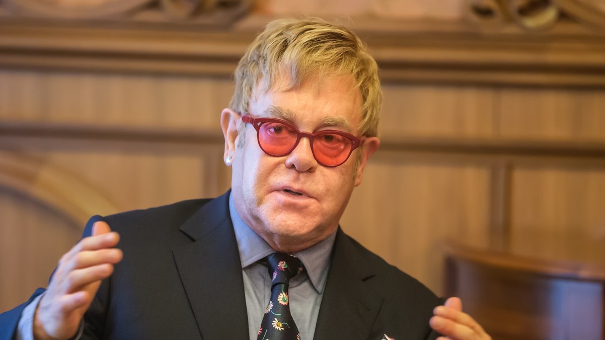 Sir Elton John hat einen Horrorflug hinter sich.. © Drop of Light/Shutterstock.com