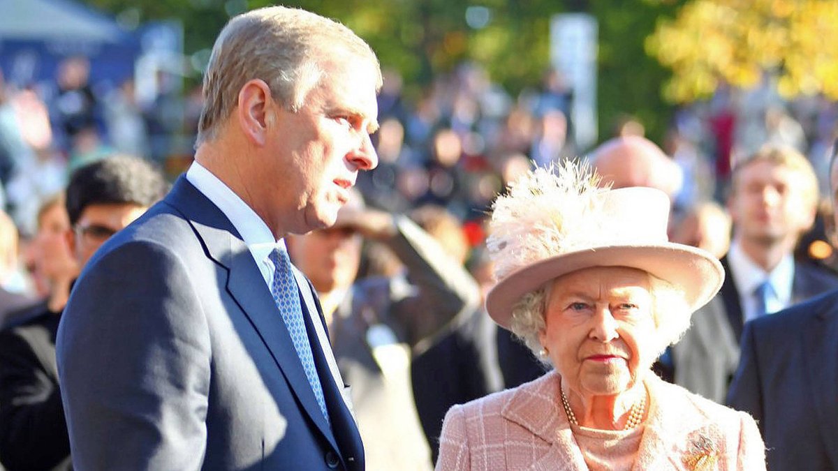 Queen Elizabeth II. und ihr Sohn Prinz Andrew.. © imago/APress