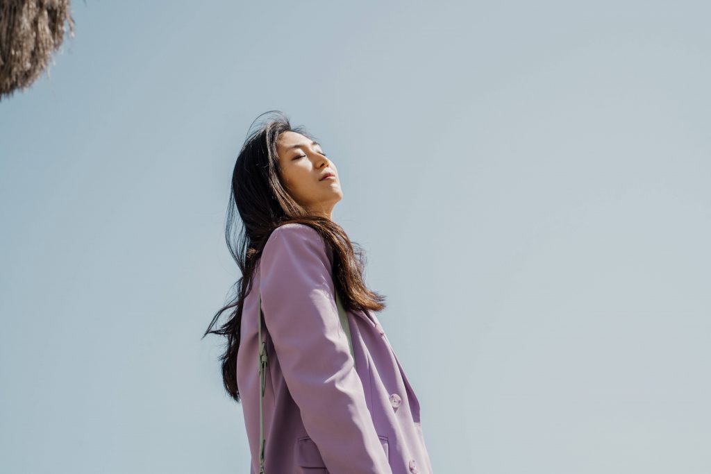 koreanische Frau schaut in den Himmel