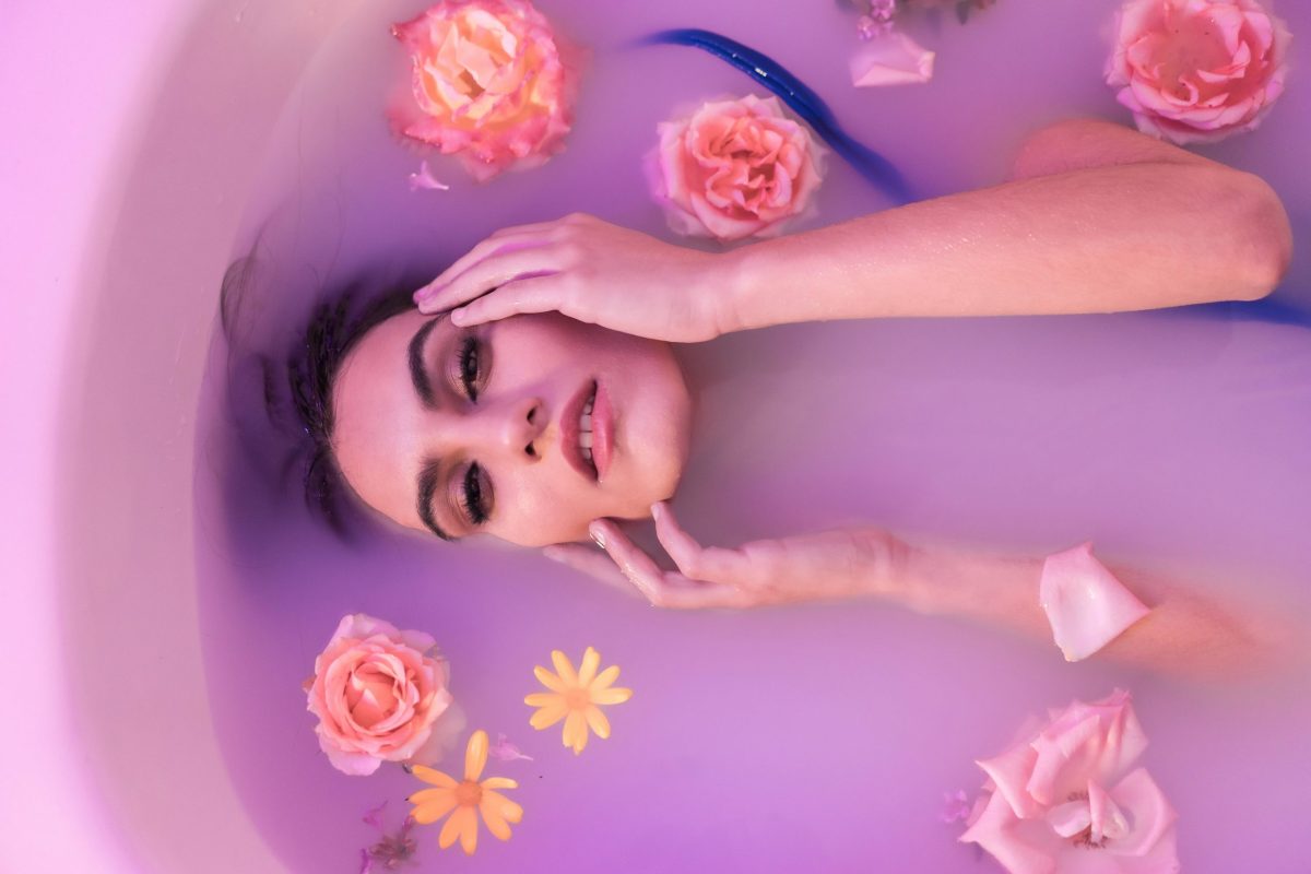 Frau in Badewanne mit Blumen