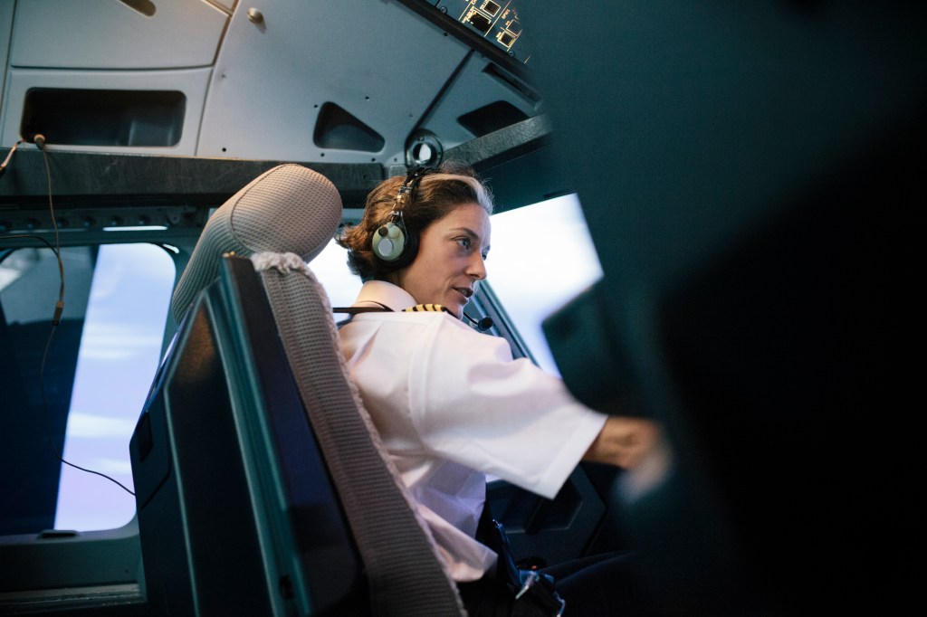 frau im cockpit