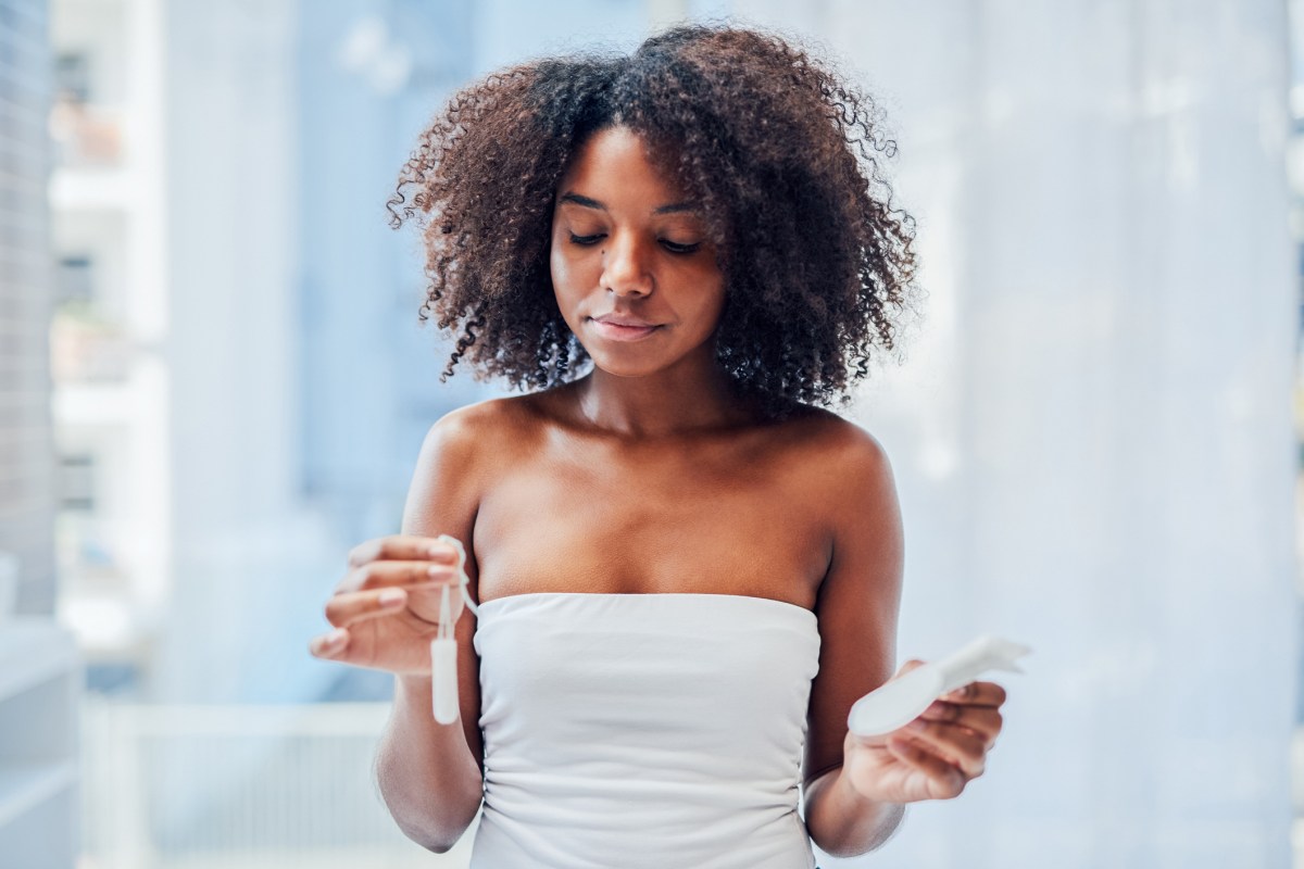 frau schwarz tampon afro badezimmer