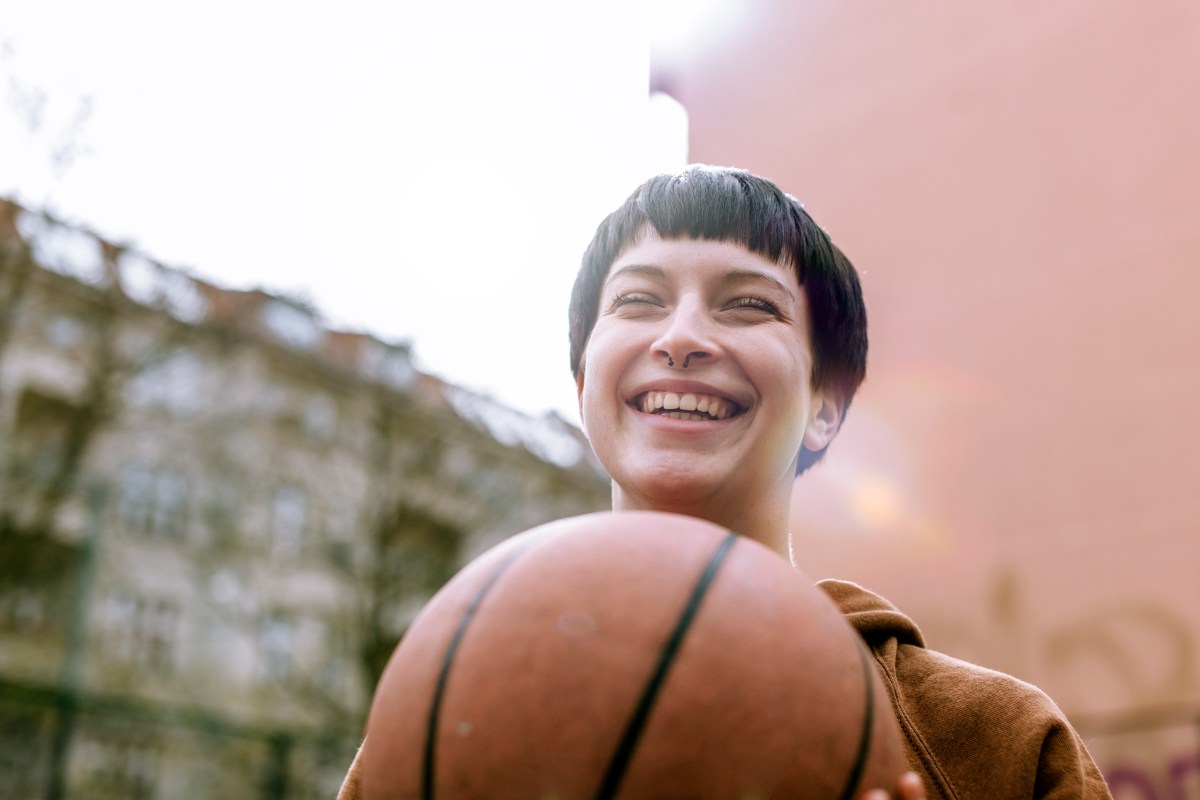 Frau mit Basketball in der Hand gegen ihre Versagensangst