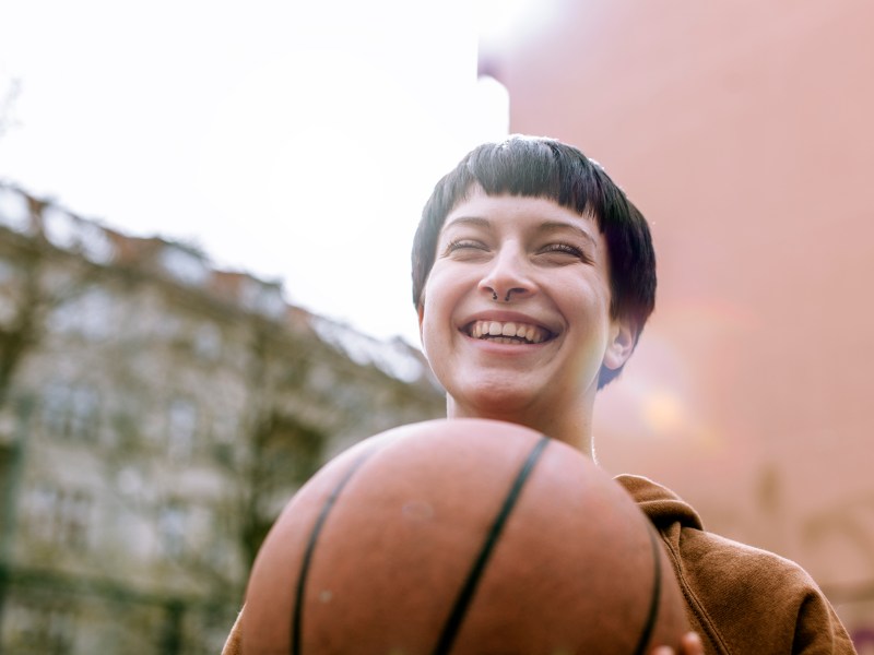 Frau mit Basketball in der Hand gegen ihre Versagensangst
