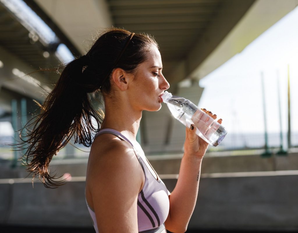 Frau trinkt Wasser