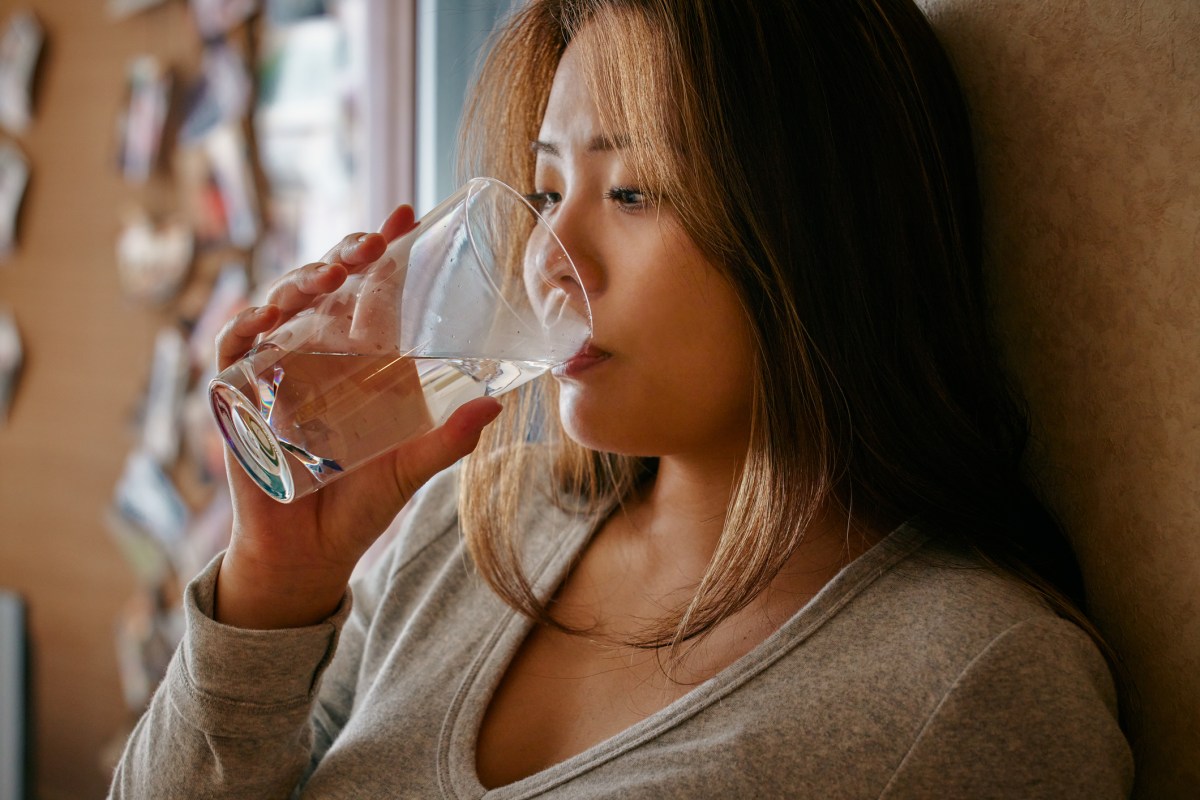 Frau Wasser trinken