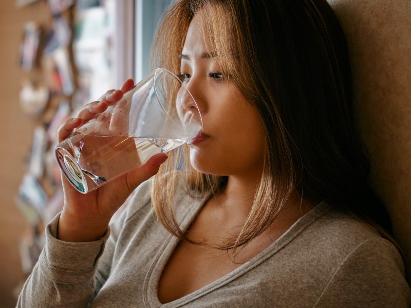 Frau Wasser trinken