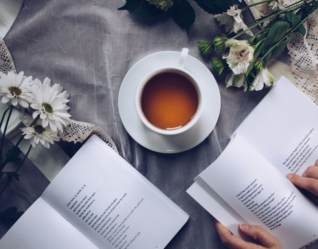 Teetasse und Buch auf Tisch