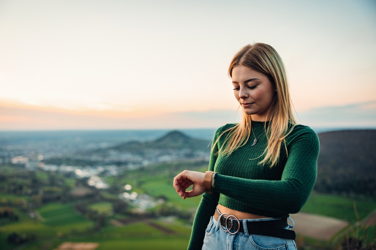 Frau Fitnesstracker Wandern Schritte zählen