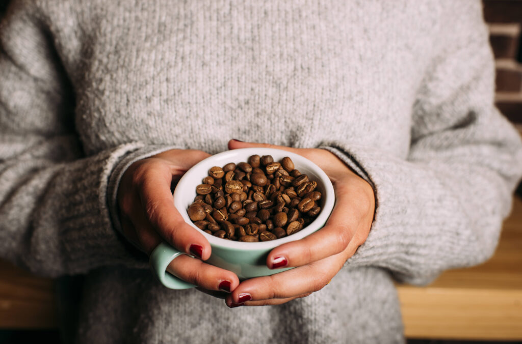 Frau Tasse kaffeebohnen kaffee einfrieren