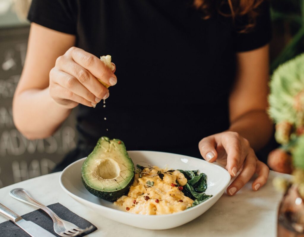 Frau ausgewogenes Frühstück Avocado