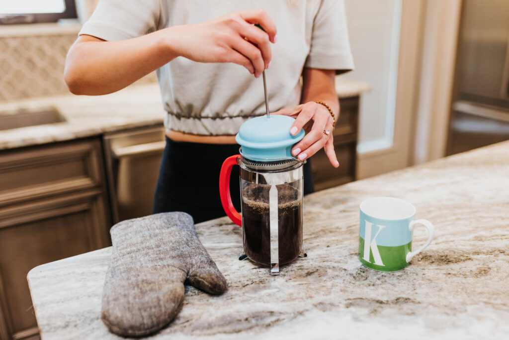 Frau French Press Zubereitung Kaffee