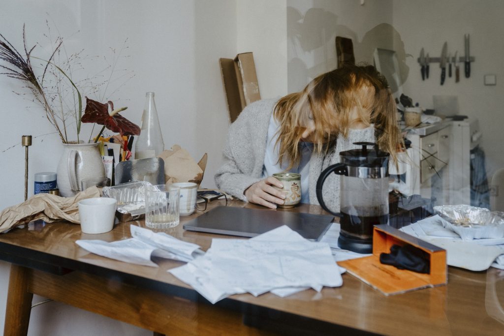 Mittagstief müde Schlafen Laptop Kaffee