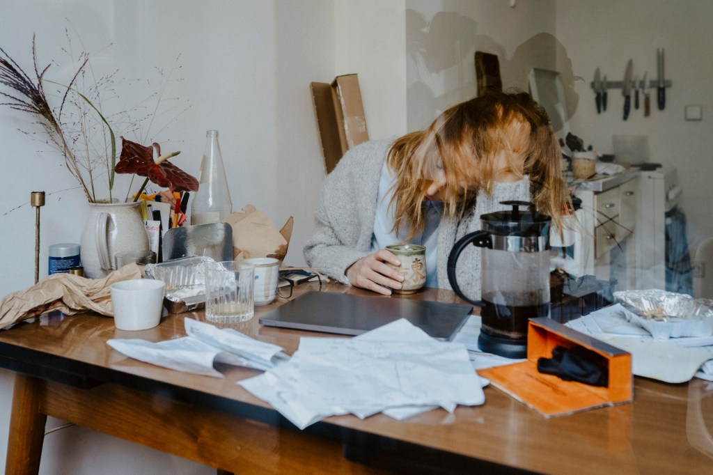 Mittagstief müde Schlafen Laptop Kaffee