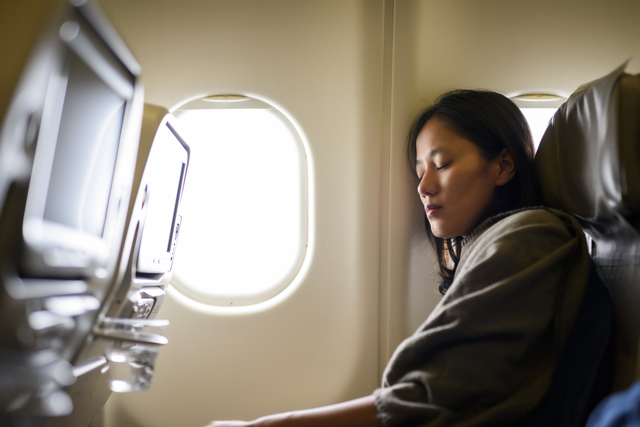 5 Tipps, damit du im Flugzeug besser schlafen kannst wmn