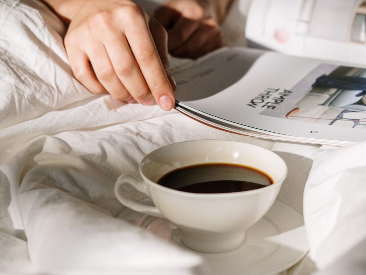 Kaffeetasse auf Bett