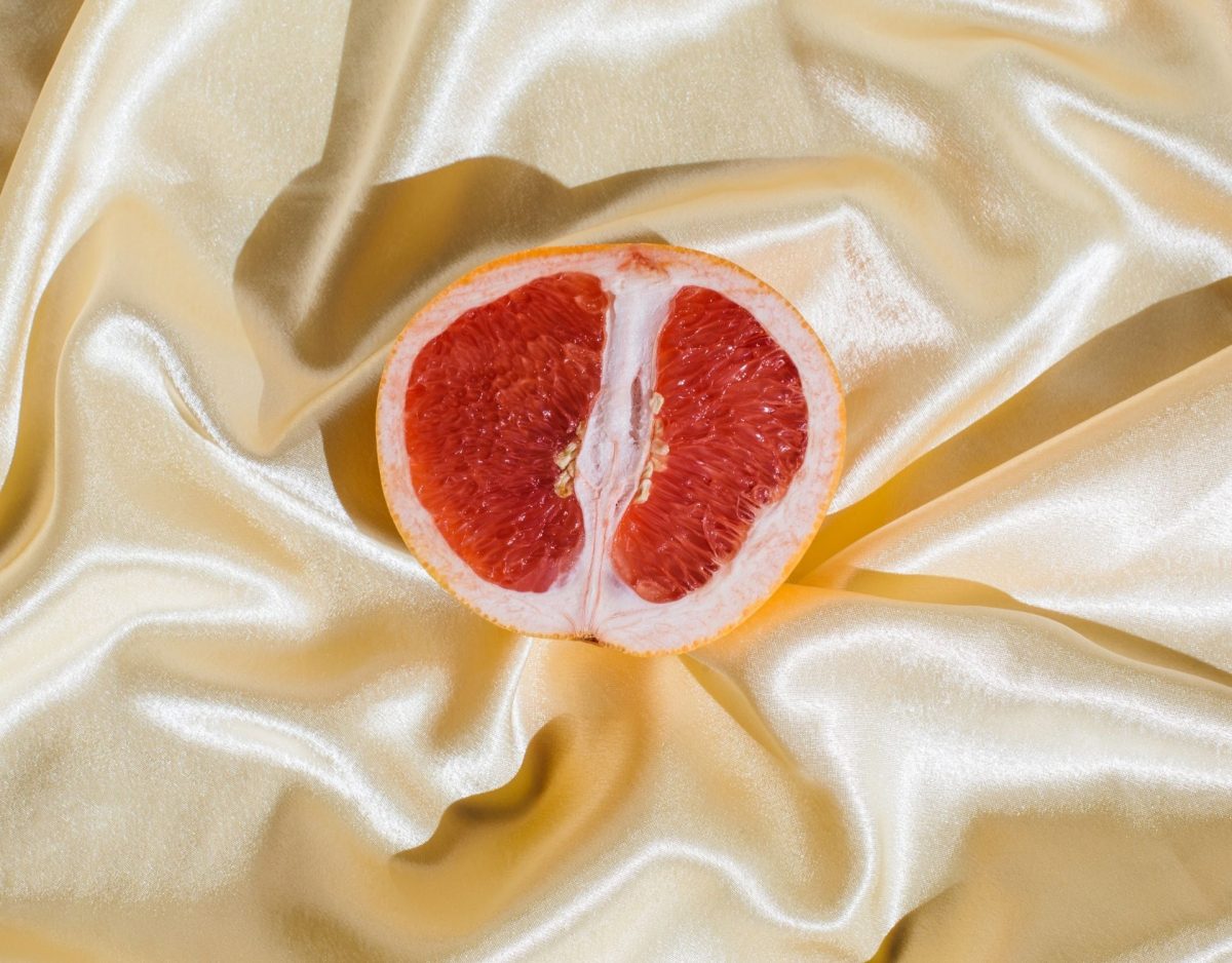 Halbe Grapefruit auf einem Tuch