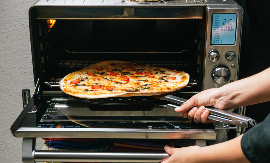 Pizza Hacks Frau Hand Ofen