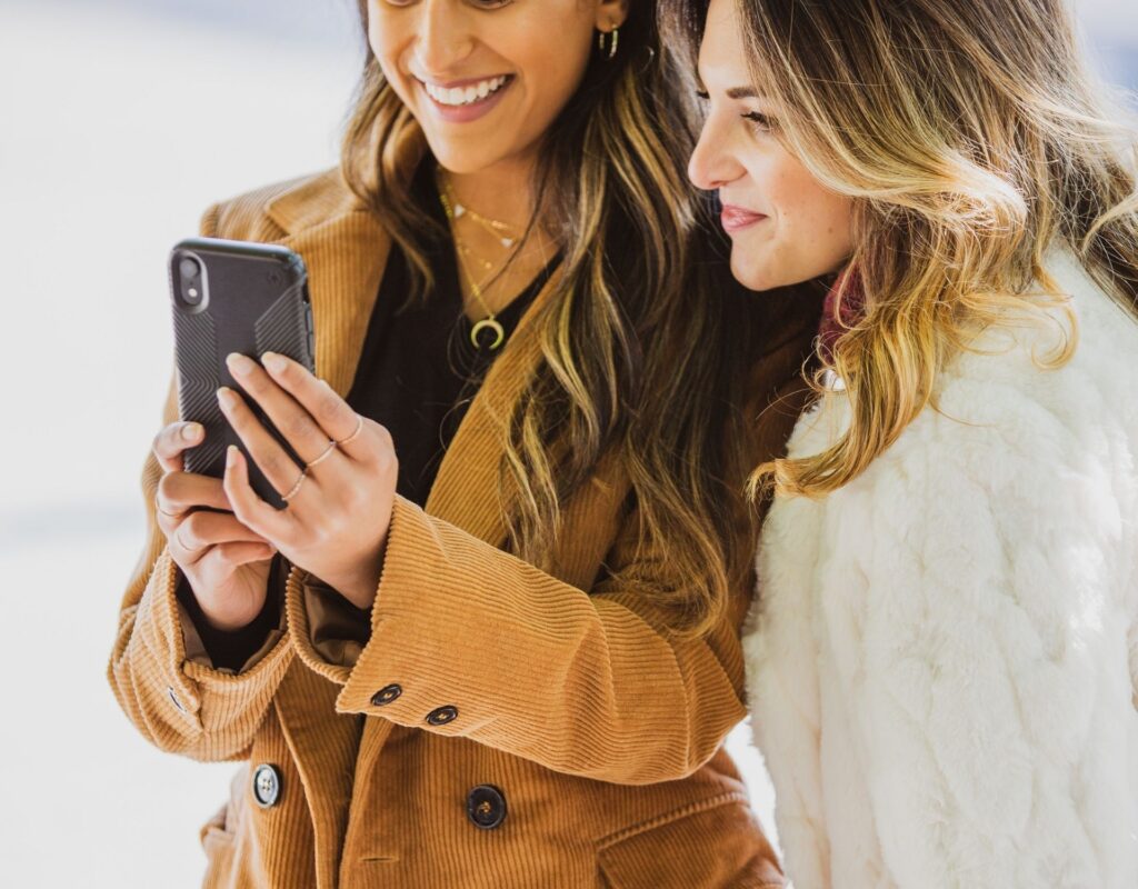 Zwei Frauen schauen auf Handy 