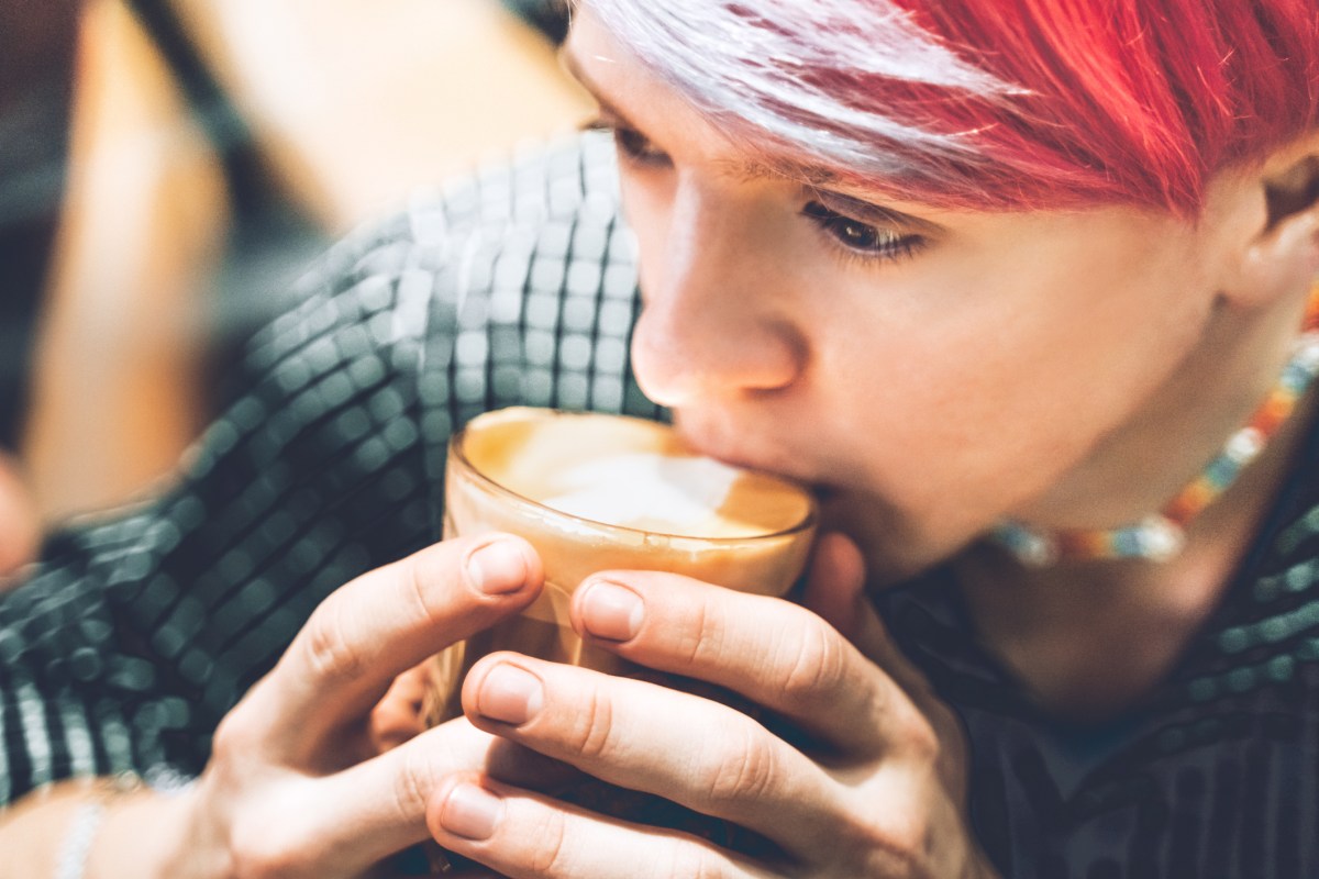 Frau trinkt Kaffee