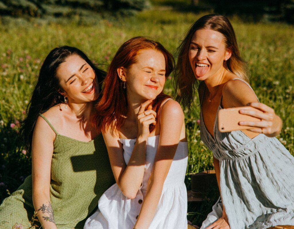 Drei junge Frauen machen ein Selfie