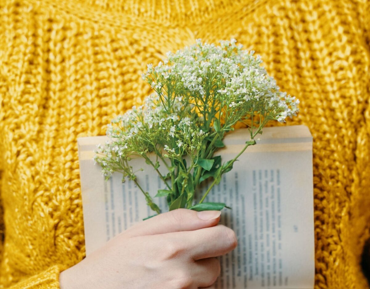 Buch mit Blumen