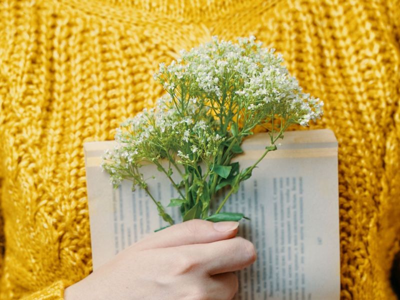 Buch mit Blumen