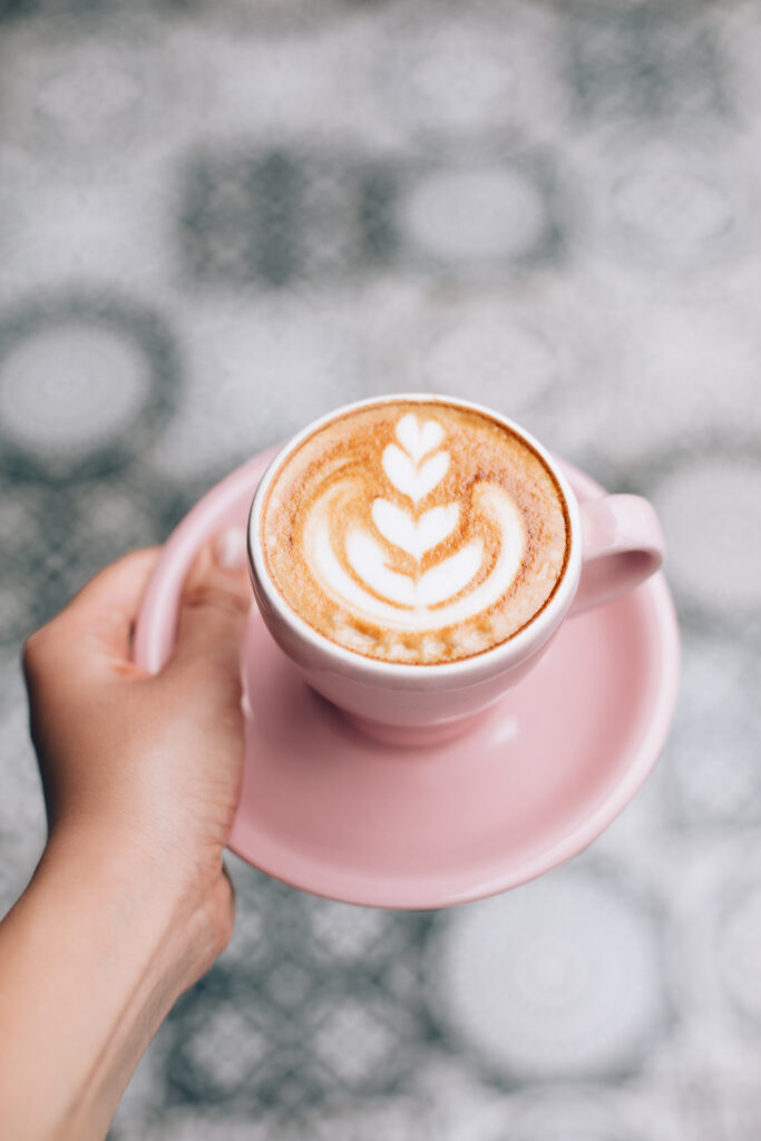 Hand Cappuccino Tasse