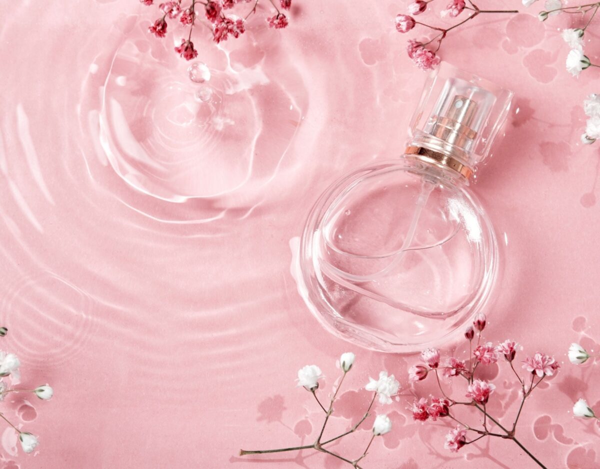 cleane parfums auf rosa Hintergrund