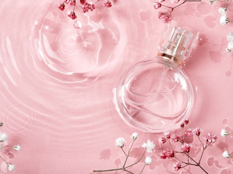 cleane parfums auf rosa Hintergrund