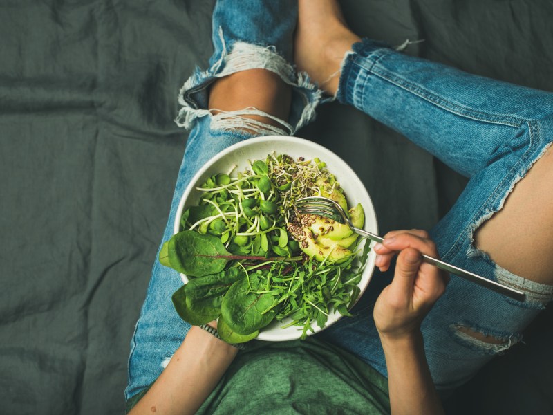 Frau Salat essen