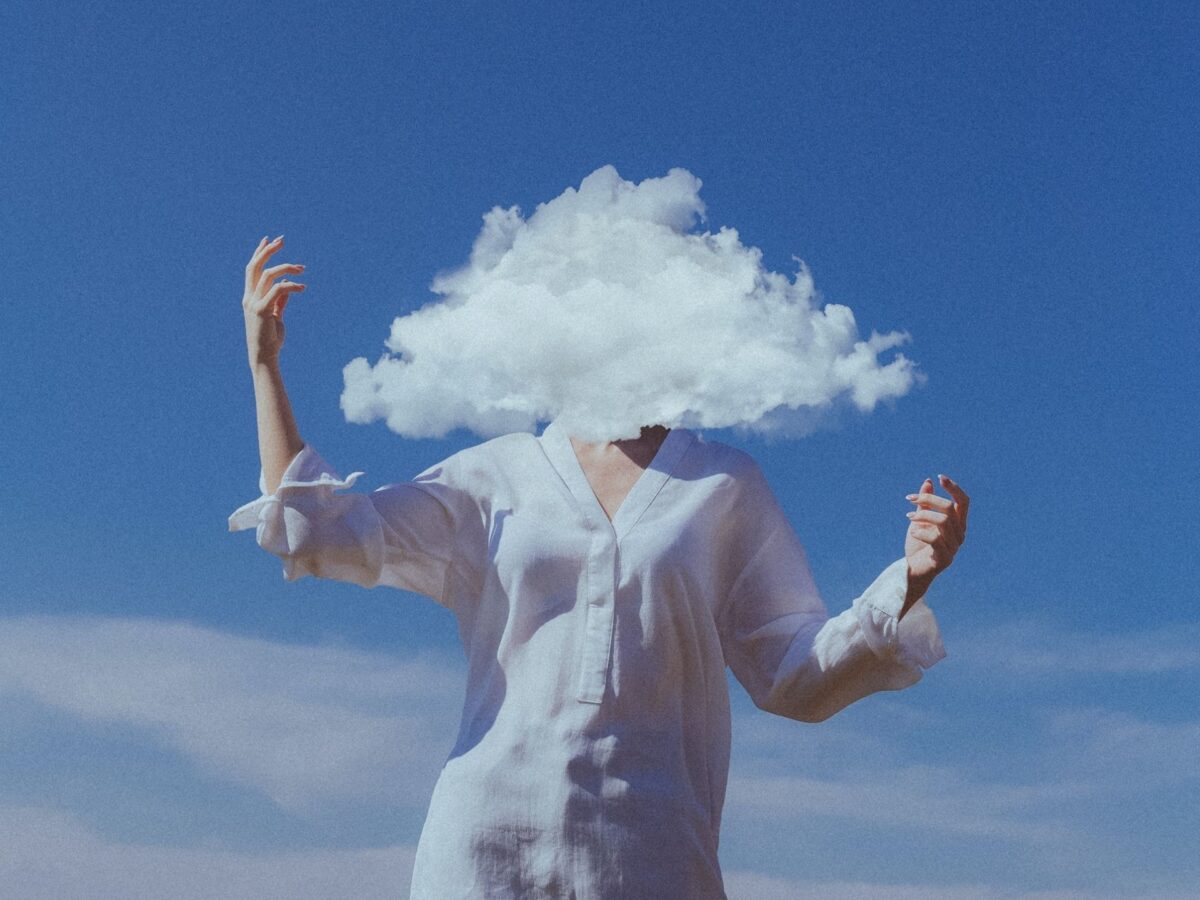 Frau mit Wolke vor dem Kopf