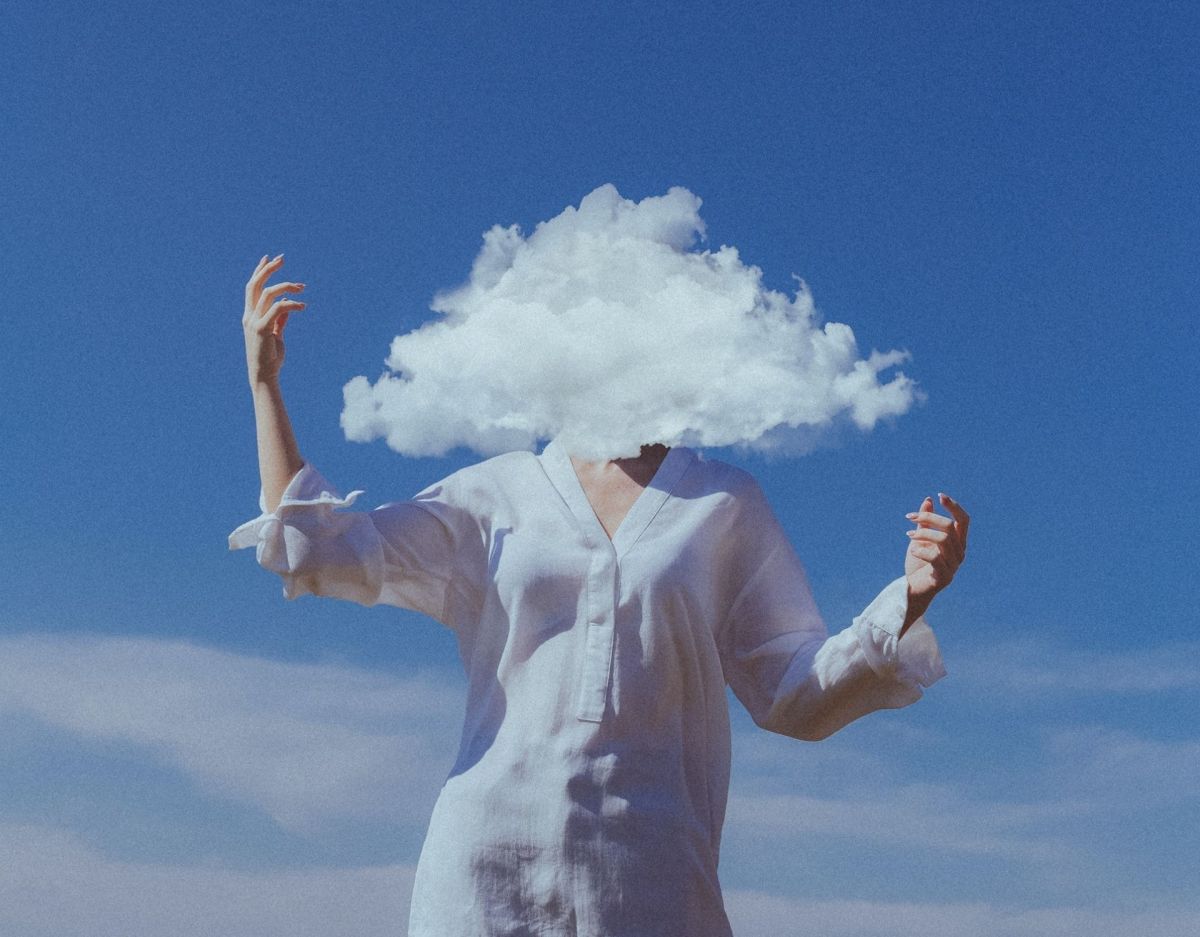 Frau mit Wolke vor dem Kopf