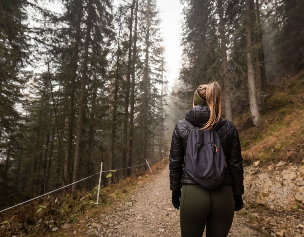 frau wandern wald draußen