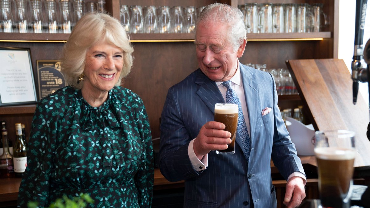 Herzogin Camilla und Prinz Charles haben offenbar eine Vorliebe für irisches Bier.. © imago/i Images