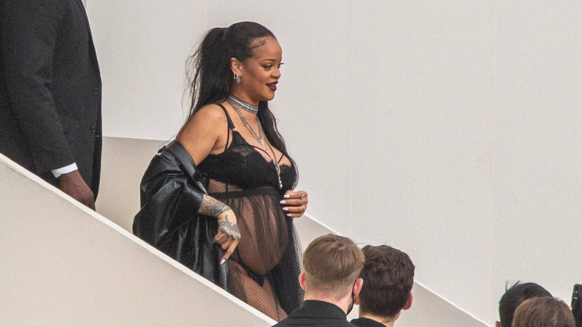 Rihanna in Dessous bei der Paris Fashion Week.. © imago/PanoramiC