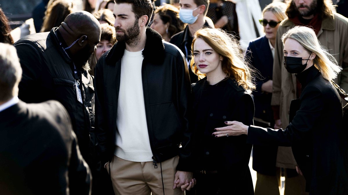 Hand in Hand bei der Pariser Fashion Week: Emma Stone und Ehemann Dave McCary.. © imago/PanoramiC