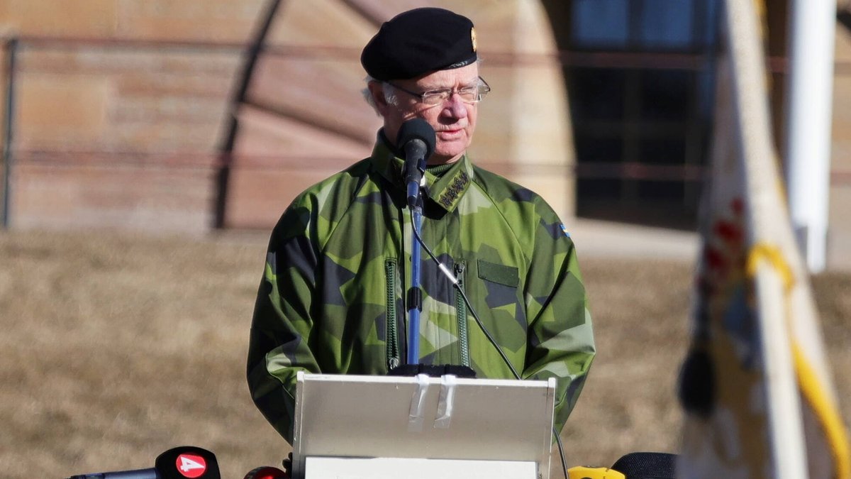 König Carl XVI. Gustaf von Schweden trug bei seiner Rede in Karlsborg Militäruniform.. © imago images/TT/Adam Ihse