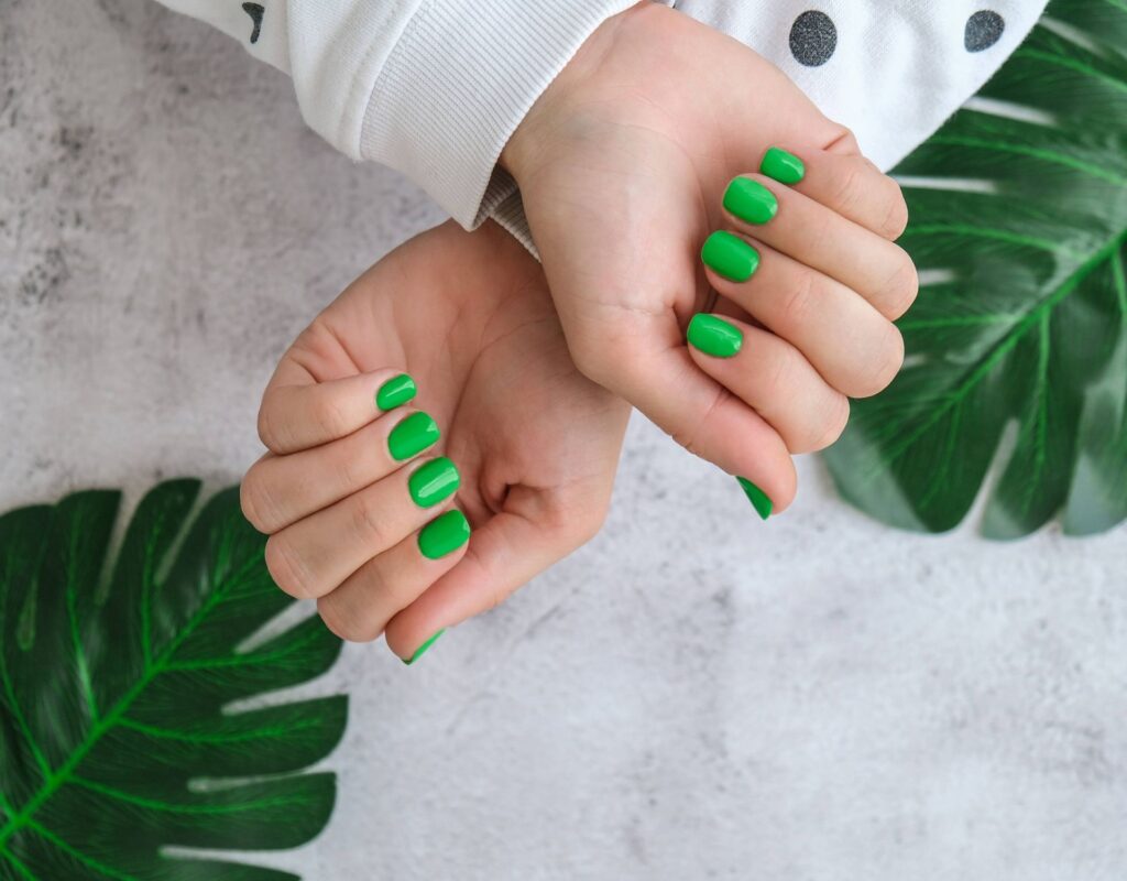 Grüne Fingernägel