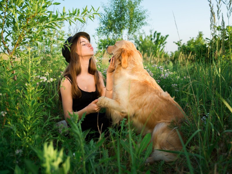 Frau mit Hund im Gras
