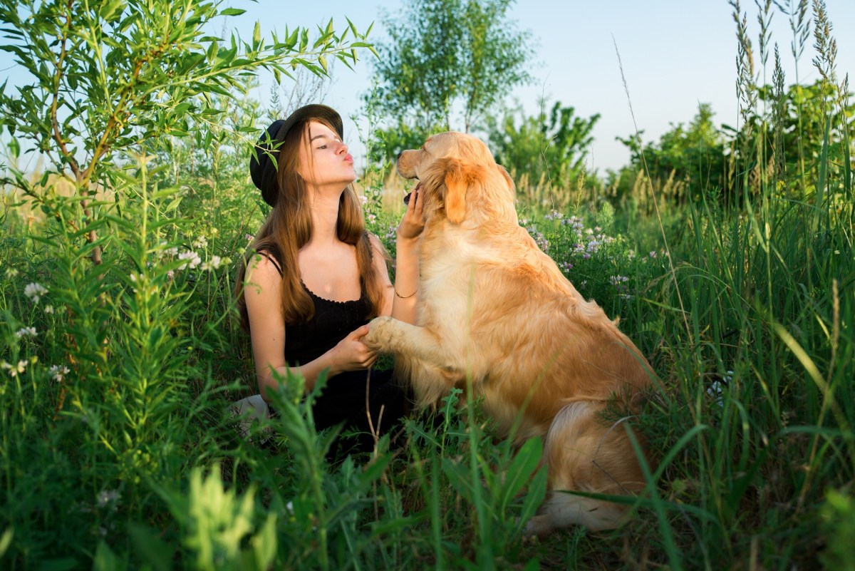 Frau mit Hund im Gras