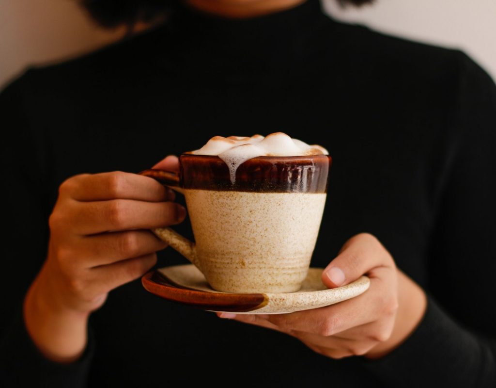 Frau Kaffeetasse Hände Kaffee