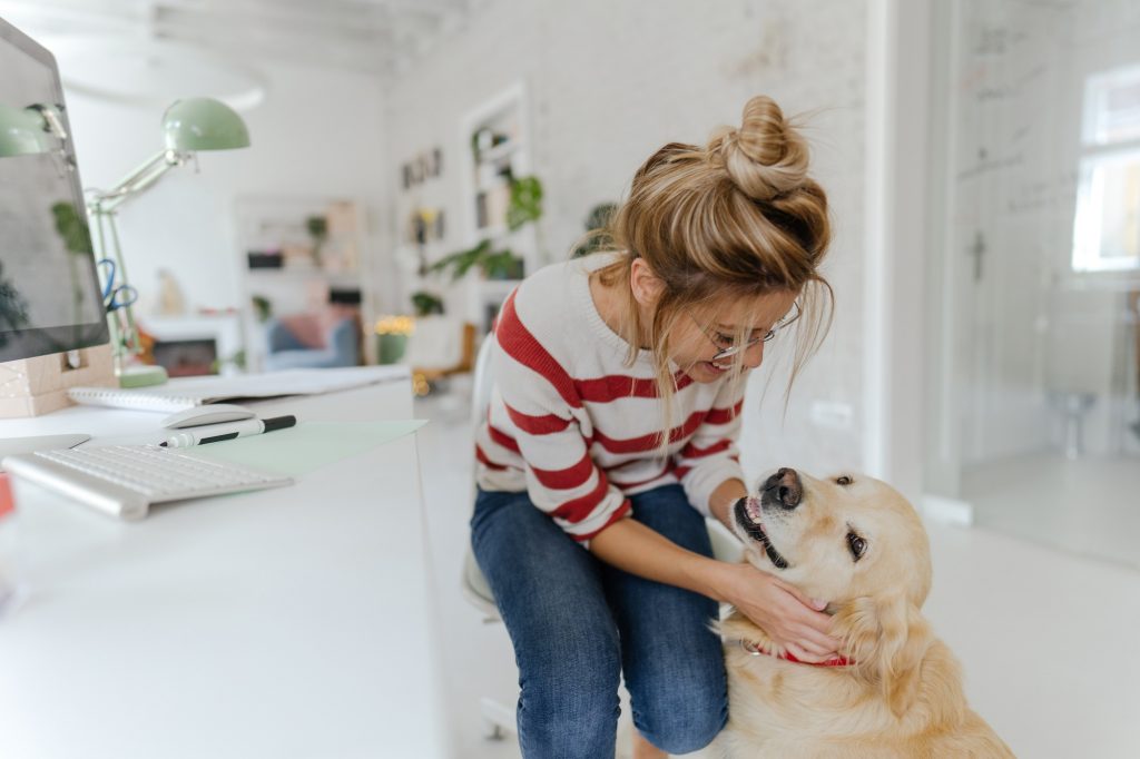 Frau mit Hund