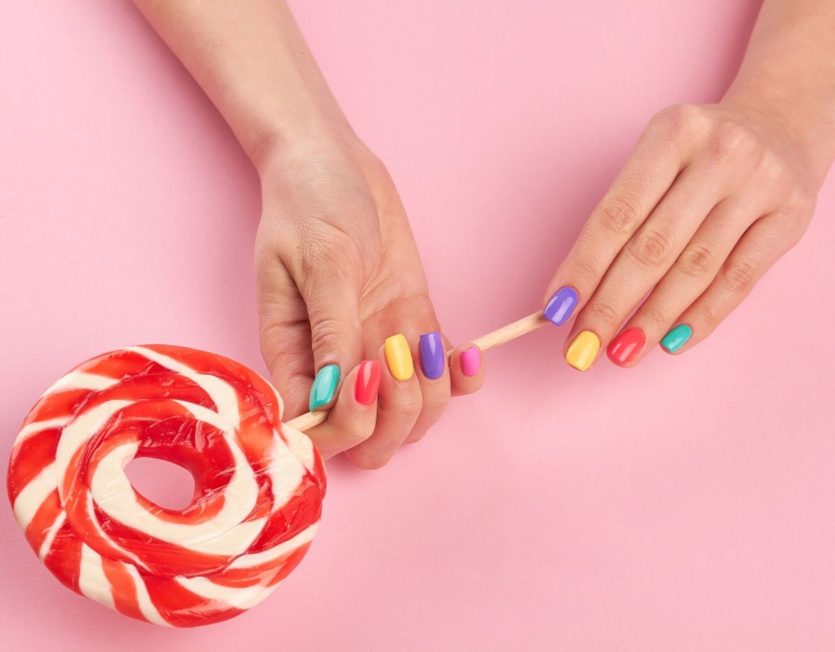 Hände Nagellack Lolly